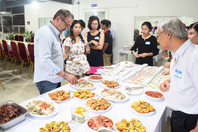 Kizuna 서비스 지역의 영어권 기업 및 베트남 기업의 공동체를 위한 BBQ 파티