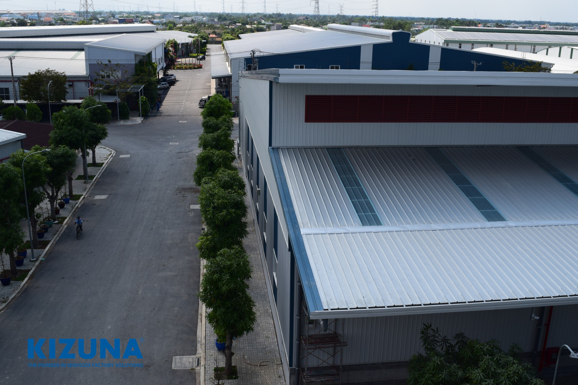 Kizuna Nhà xưởng 2000m2 là một trong những dự án đã và đang gặt hái nhiều thành công tại Việt Nam khi cung cấp các nhà xưởng chất lượng cao cho nhiều doanh nghiệp lớn. Với quy mô lớn đến 2000m2, Kizuna Nhà xưởng đáp ứng được mọi nhu cầu sản xuất, lưu trữ và vận chuyển của quý khách hàng.