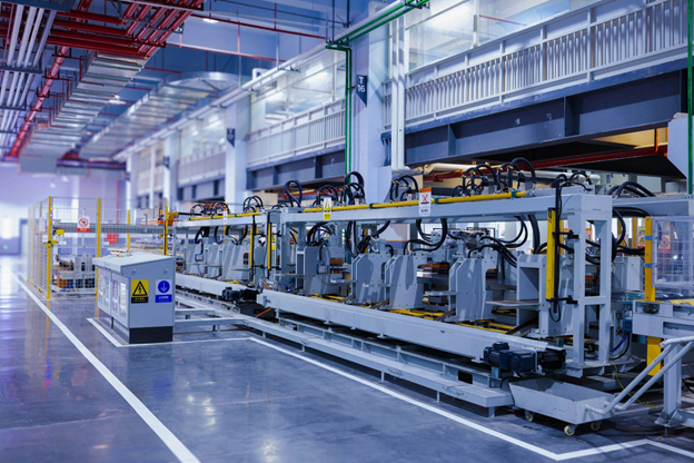 Strengths and challenges of Vietnam's manufacturing industry (low-cost labor, infrastructure issues, etc.)