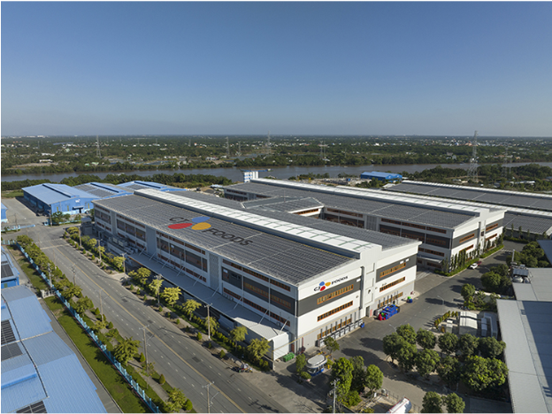 베트남에 투자한 한국 기업의 현대식 공장 전경 – 외국인 투자법의 혜택과 지원을 받은 사례